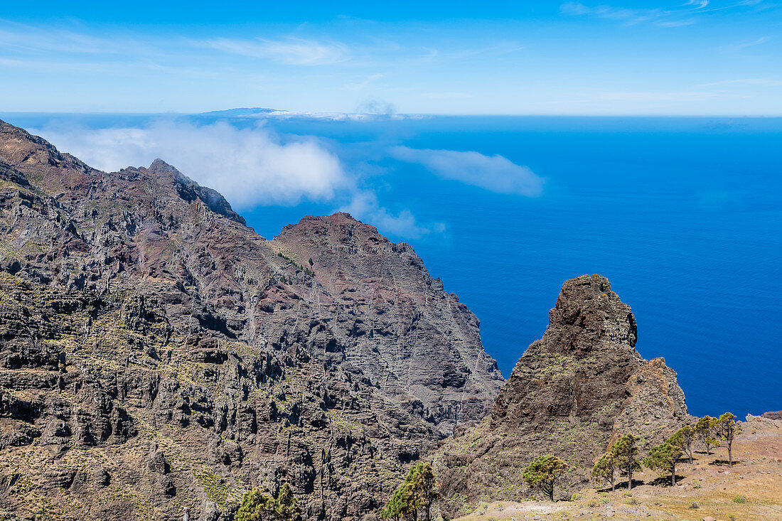 Die Steilküste mit Blick auf die Insel El Hierro im Hintergrund, Valle Gran Rey, La Gomera,