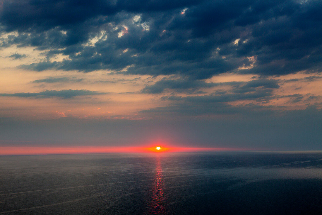 Sonnenaufgang über dem Meer, Nationalpark Jasmund, Rügen, Ostsee, Mecklenburg-Vorpommern, Deutschland