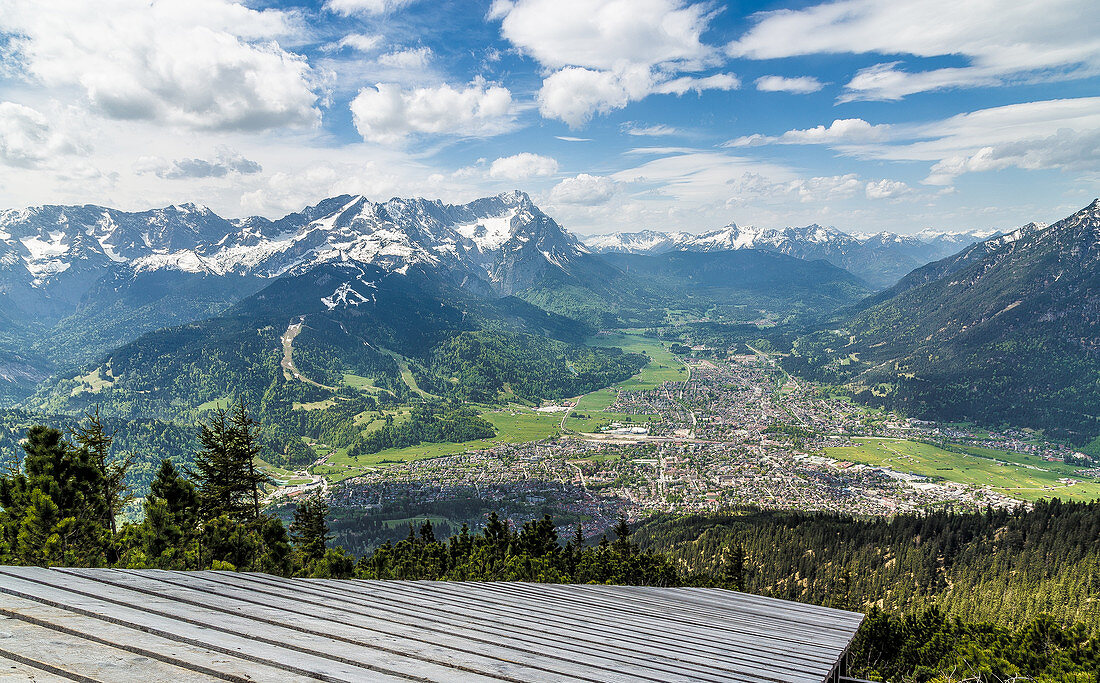 Garmisch-Partenkirchen, Panorama mit Schanze