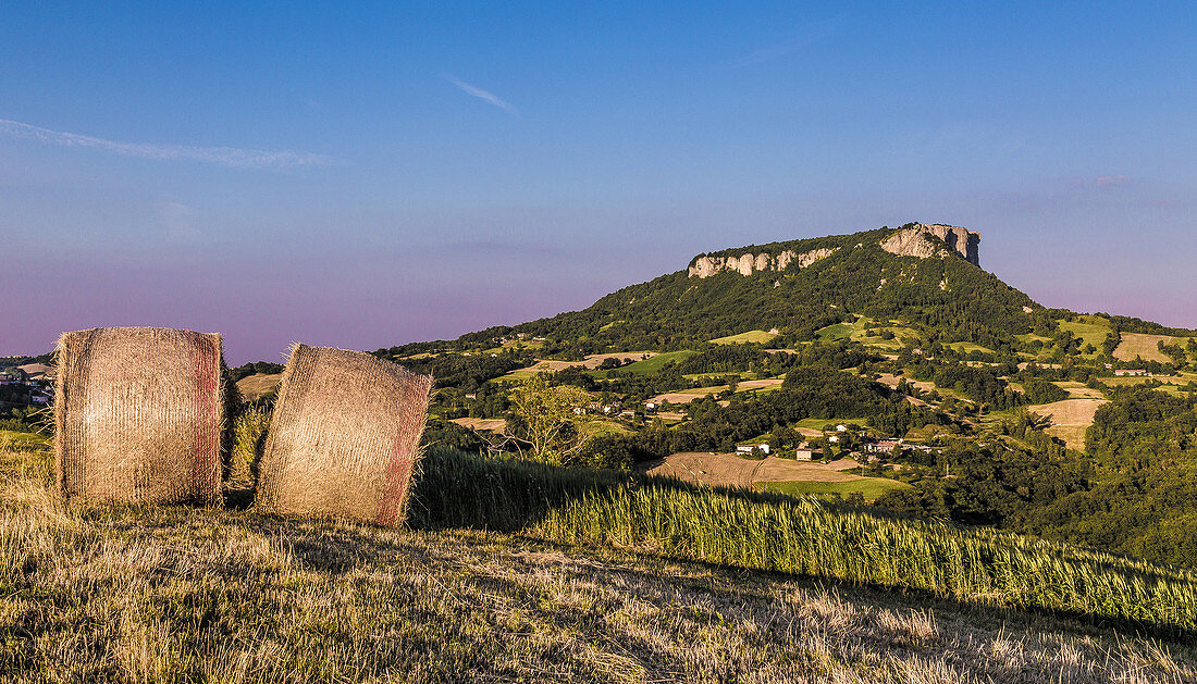 Heurollen and the mountain Pietra di Bismantova in the Emilla-Romagna