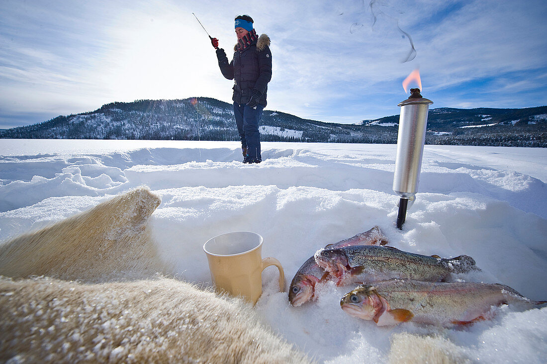 Eisfischen am zugefrorenen See von Heggenes, Norwegen