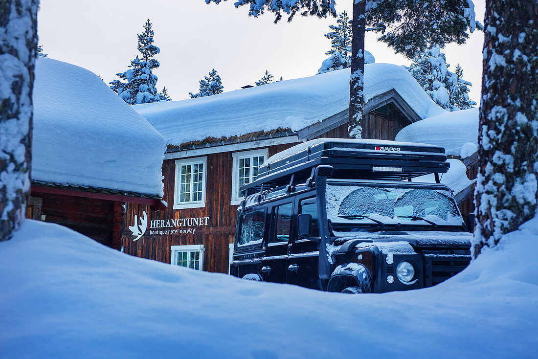 Geländewagen im Schnee vor Hotel bei Heggenes, Norwegen