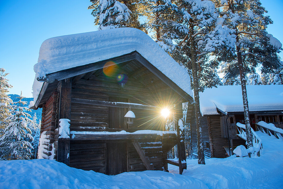 Traditionelle norwegische Scheune im Winter, Heggenes, Norwegen