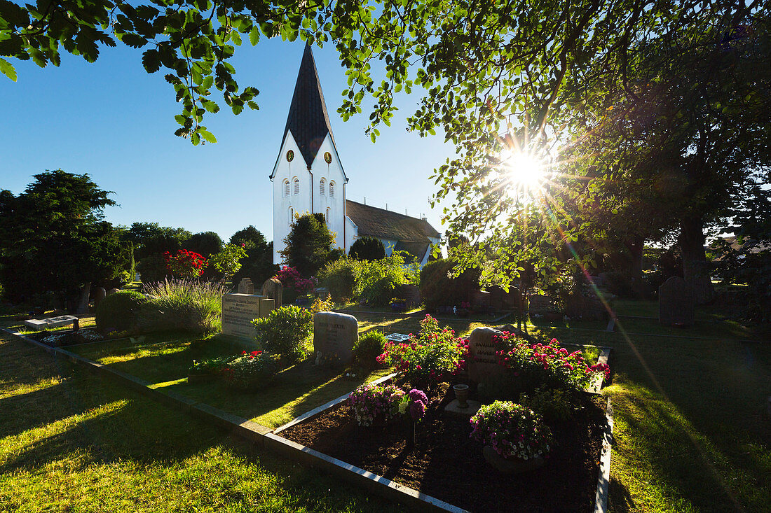 Grabsteine auf dem Friedhof, St. Clemens Kirche, Ort Nebel, Amrum, Schleswig-Holstein, Deutschland