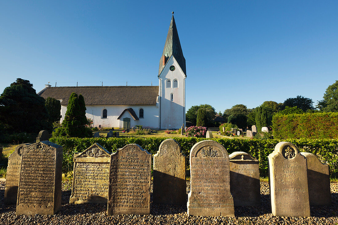 Grabsteine auf dem Friedhof, St. Clemens Kirche, Ort Nebel, Amrum, Schleswig-Holstein, Deutschland