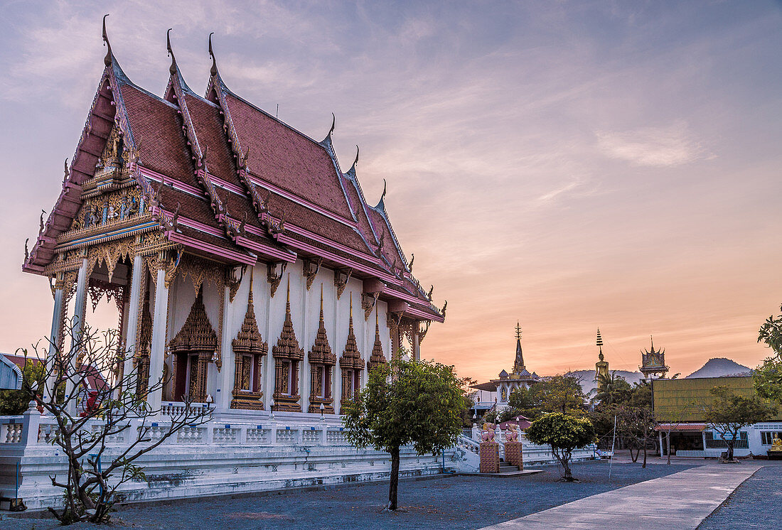 Tempel in Hua Hin, Thailand, bei Sonnenuntergang