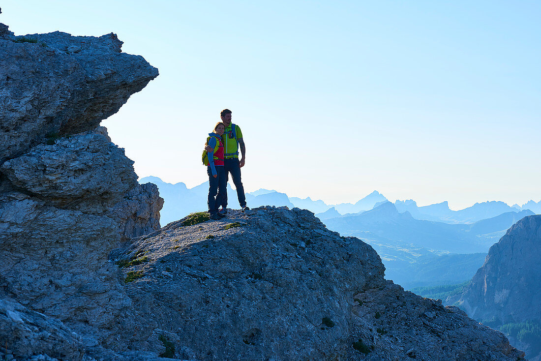 Zwei Wanderer in den Dolomiten, Südtiroler Berge im Sommer