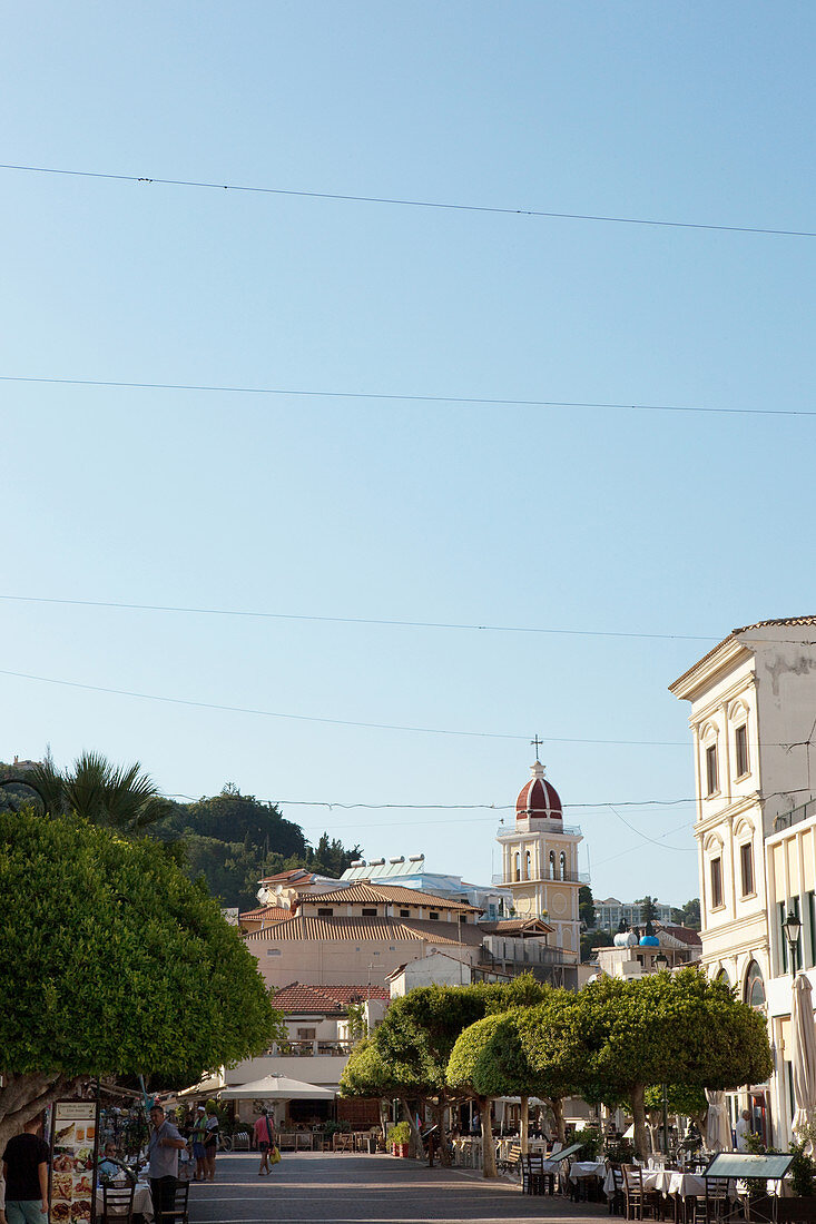 Straßenszene mit Restaurants und Kirche, Solomos Platz, Zante, Zakynthos Stadt, Griechenland