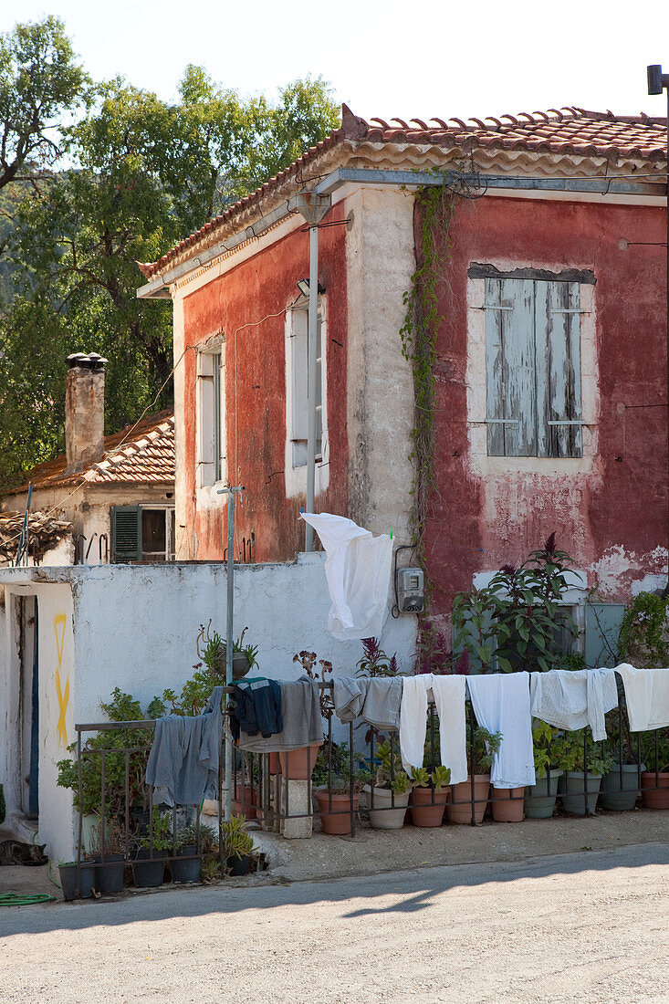 Altes Haus mit Wäsche vor der Tür im Bergdorf Exo Hora, Zakynthos, Ionische Inseln, Griechenland