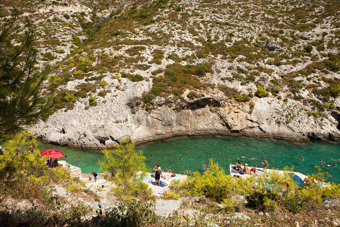 Badespass in der Bucht von Porto Limnionas, Zakynthos, Ionische Inseln, Griechenland