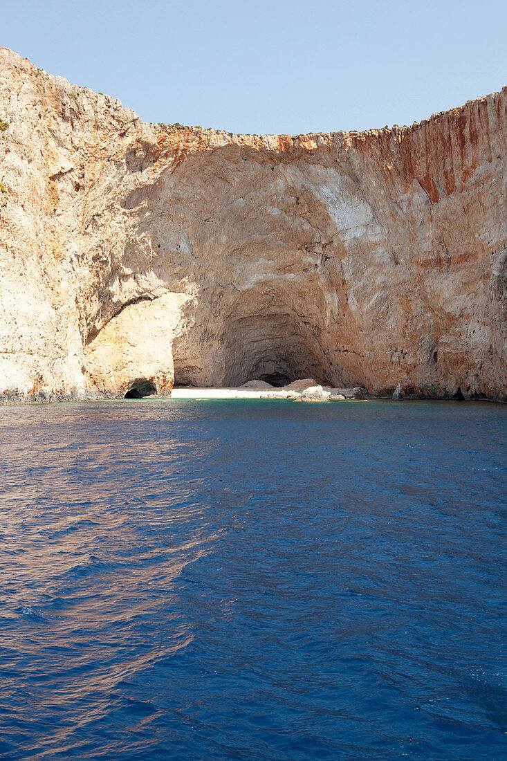 Klippen und Höhlen an der Westüste von Zakynthos, Ionische Inseln, Griechenland