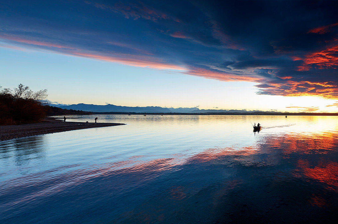 Fischer mit Boot, Föhnwolken, Starnberger See, Bayern, Deutschland