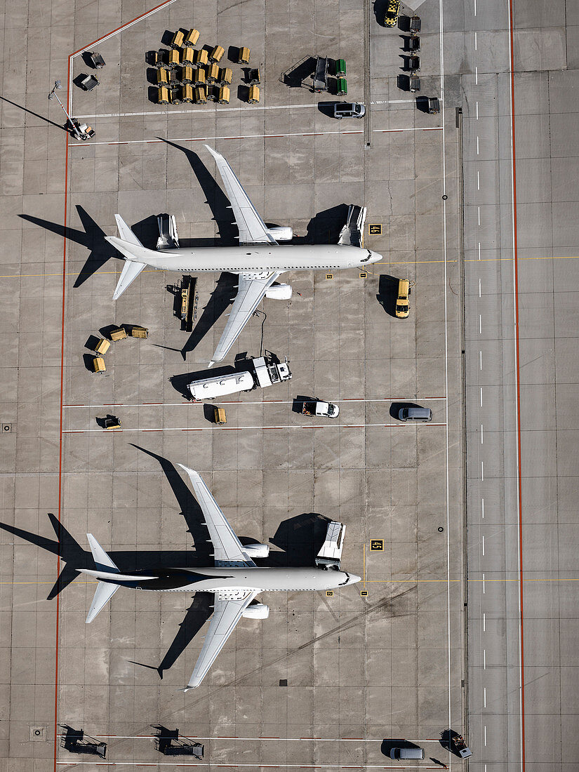 Blick auf das zu wartende Verkehrsflugzeug am Flughafen