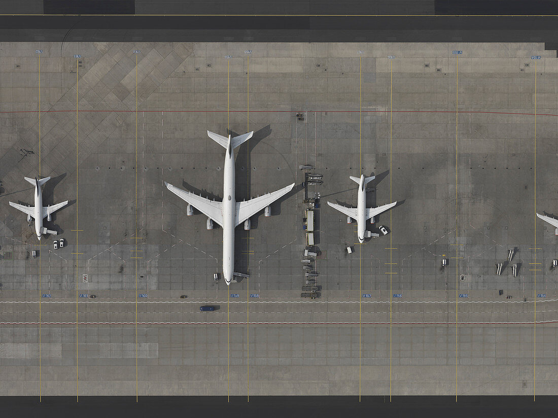 Blick auf parkende Flugzeuge am Flughafen