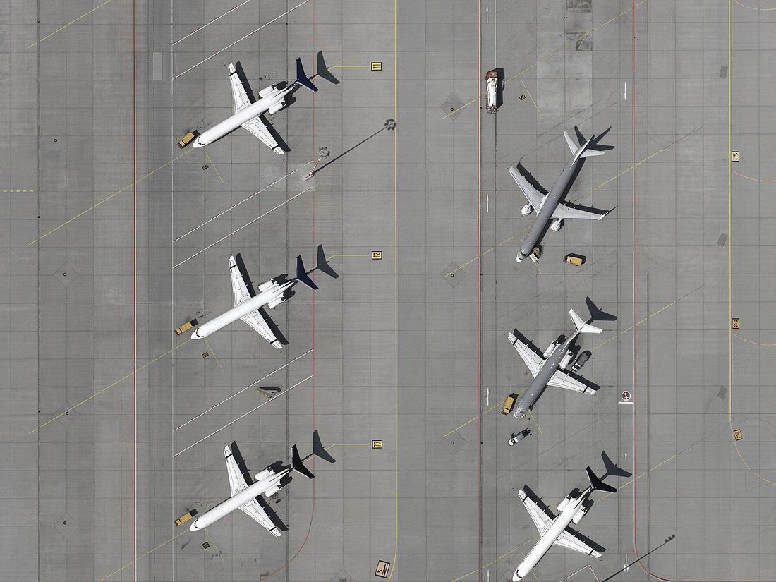 Blick auf parkende Flugzeuge am Flughafen