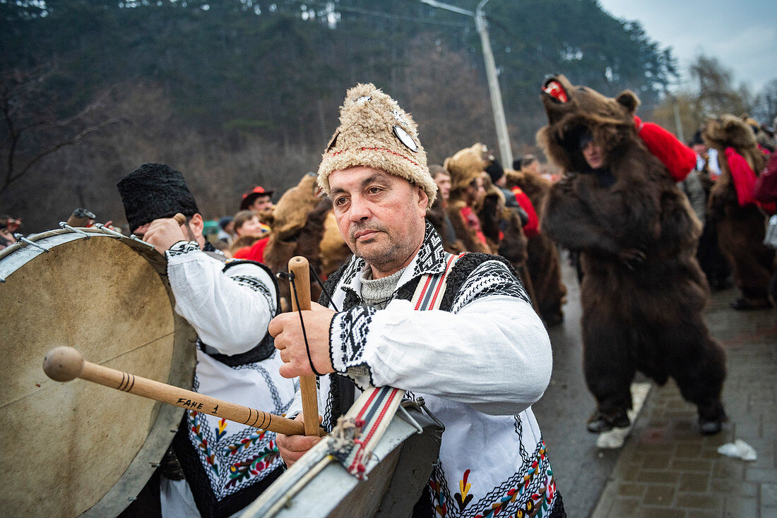 Bärentanzfestival zum neuen Neujahr, Comanesti, Moldau, Rumänien, Europa