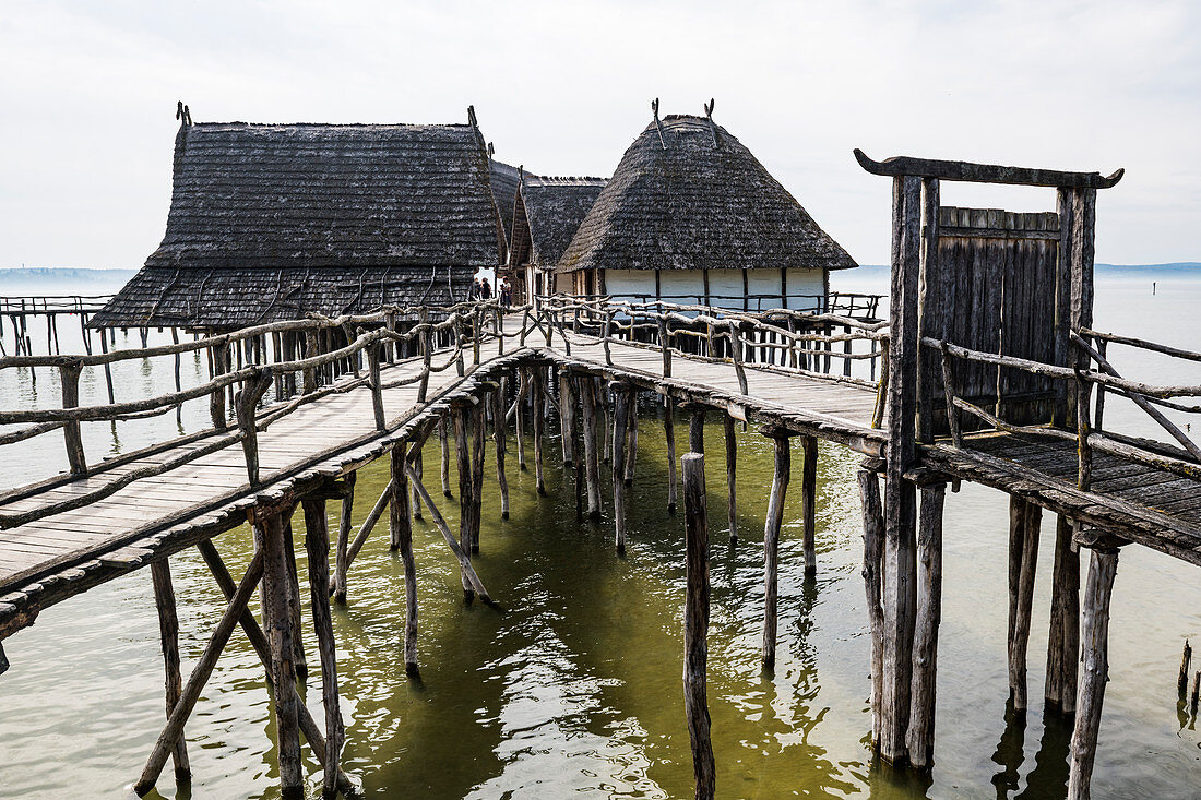 Das archäologische Freilichtmuseum (Pfahlbaumuseum) Unteruhldingen, UNESCO-Weltkulturerbe, am Bodensee, Unteruhldingen, Deutschland, Europa