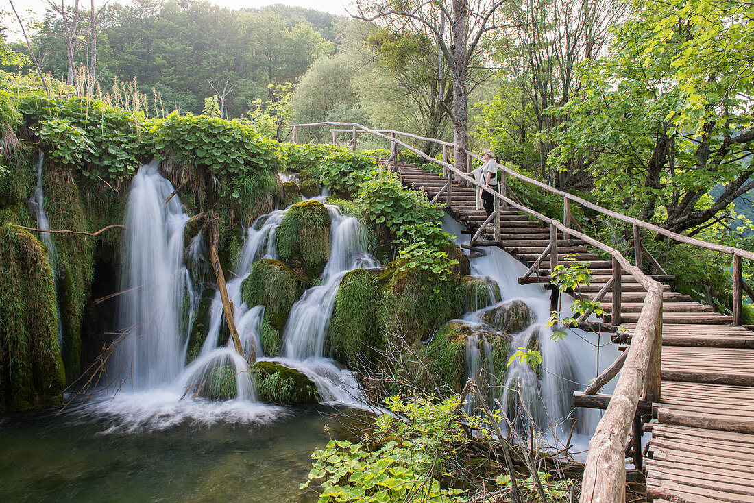 Wasserfall im Nationalpark Plitvicer Seen, UNESCO-Welterbestätte, Kroatien, Europa