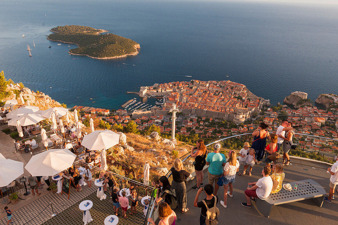 Blick auf die Altstadt von Dubrovnik, von einem Restaurant auf dem Srd-Berg aus, Kroatien, Europa