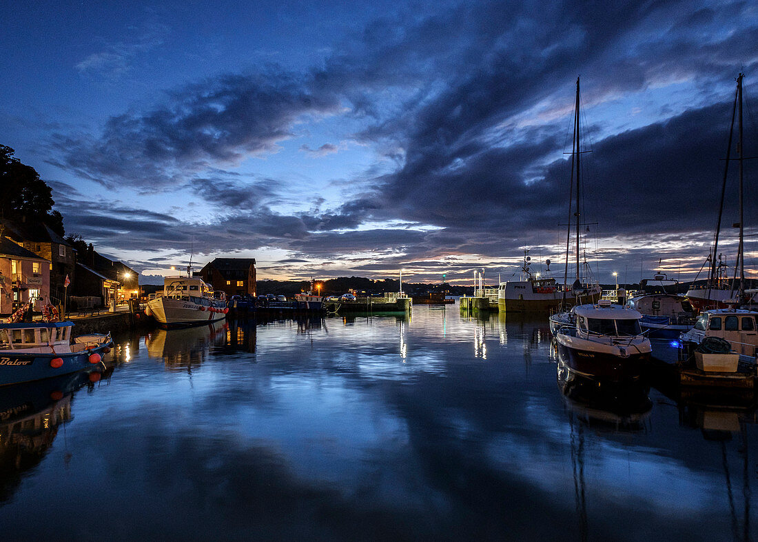 Boote und Lichter im Hafen des populären Fischereihafens von Padstow, Cornwall, England, Vereinigtes Königreich, Europa