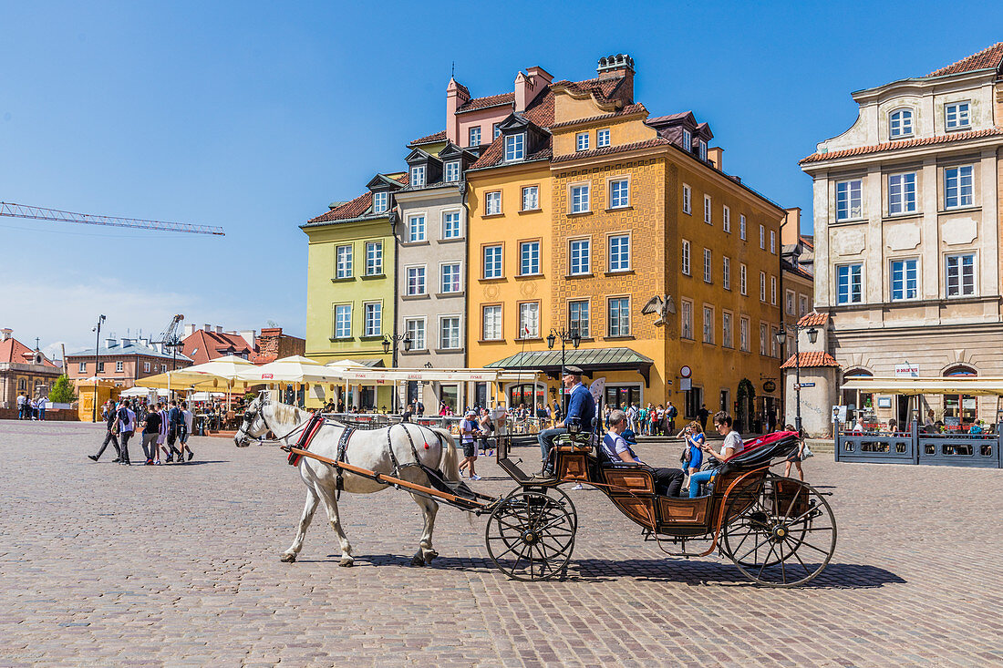 Eine Pferdekutsche auf dem Schlossplatz in der Altstadt, UNESCO-Welterbestätte, Warschau, Polen, Europa