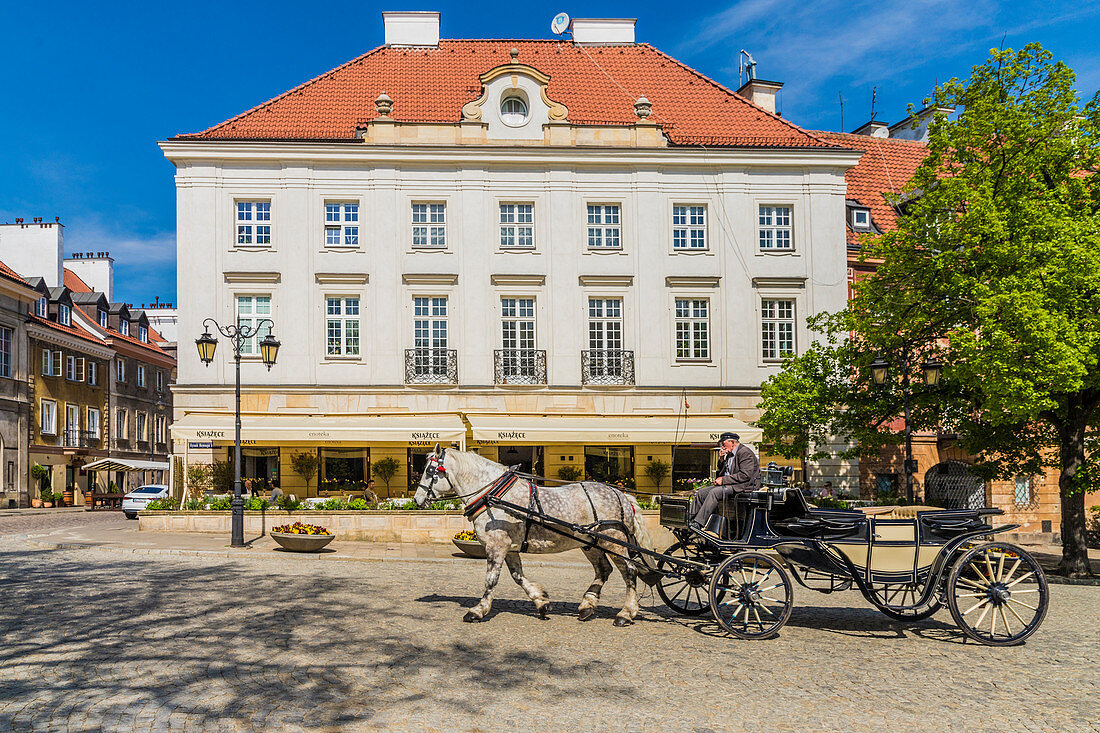 Eine Pferdekutsche in der Neustadt, Warschau, Polen, Europa