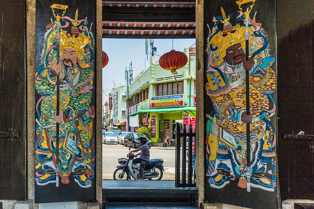 Aufwändige Türen bei Han Jiang Ancestral Temple in George Town, UNESCO-Welterbestätte, Penang-Insel, Malaysia, Südostasien, Asien