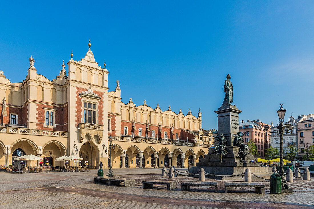 Tuchhalle und Adam Mickiewicz Monument, im Hauptplatz, mittelalterliche Altstadt, UNESCO-Welterbestätte, Krakau, Polen, Europa