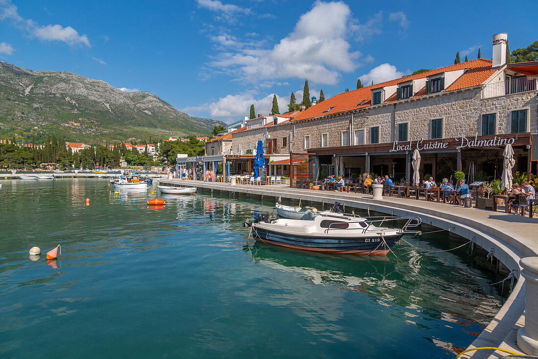 Blick auf Boote im Hafen von Cavtat an der Adria, Cavtat, Dubrovnik Riviera, Kroatien, Europa