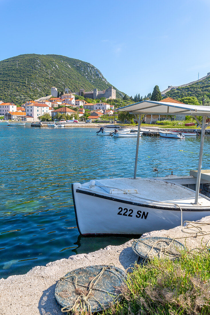 Blick auf kleine Hafenboote und Restaurants in Mali Ston, Dubrovnik Riviera, Kroatien, Europa