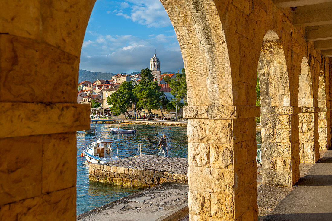 Blick auf Stadt und Hafen durch Bögen in Cavtat an der Adria, Cavtat, Dubrovnik Riviera, Kroatien, Europa