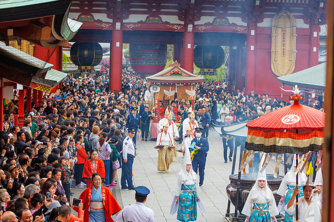 Asia, Japan, Tokyo, Asakusa, Sensoji temple, Hakucho White Swan festival