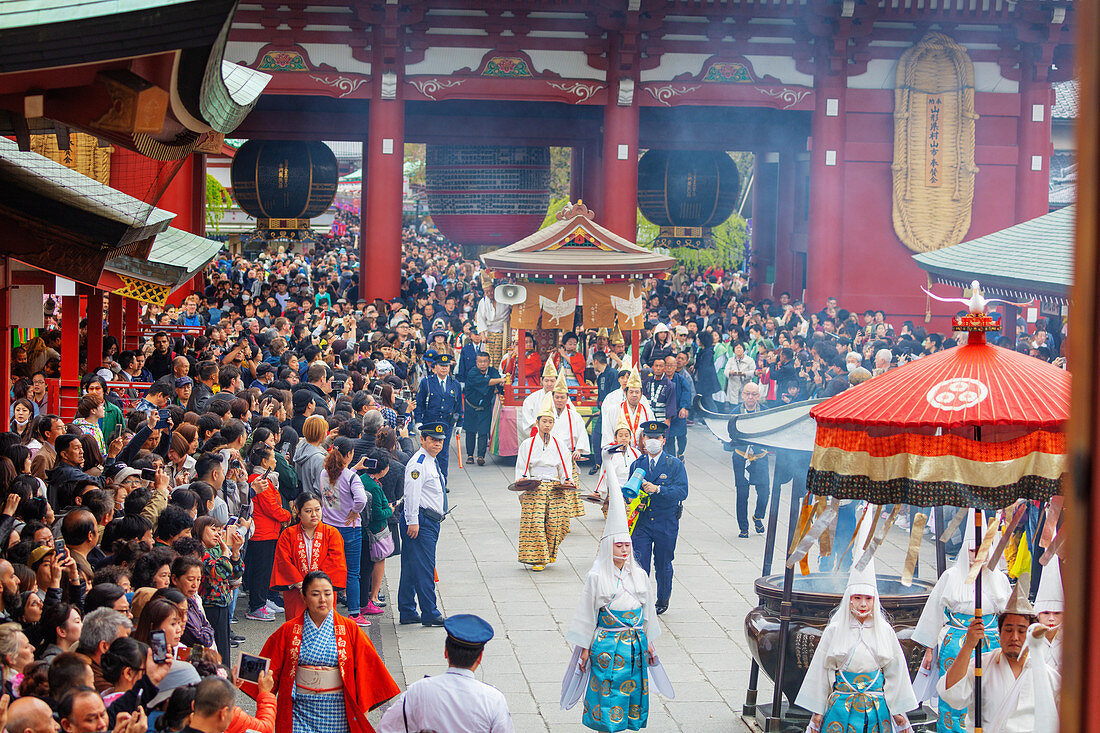 Festival der Hakucho-Höckerschwäne (weißer Reiher), Sensoji-Tempel, Asakusa, Tokyo, Japan, Asien