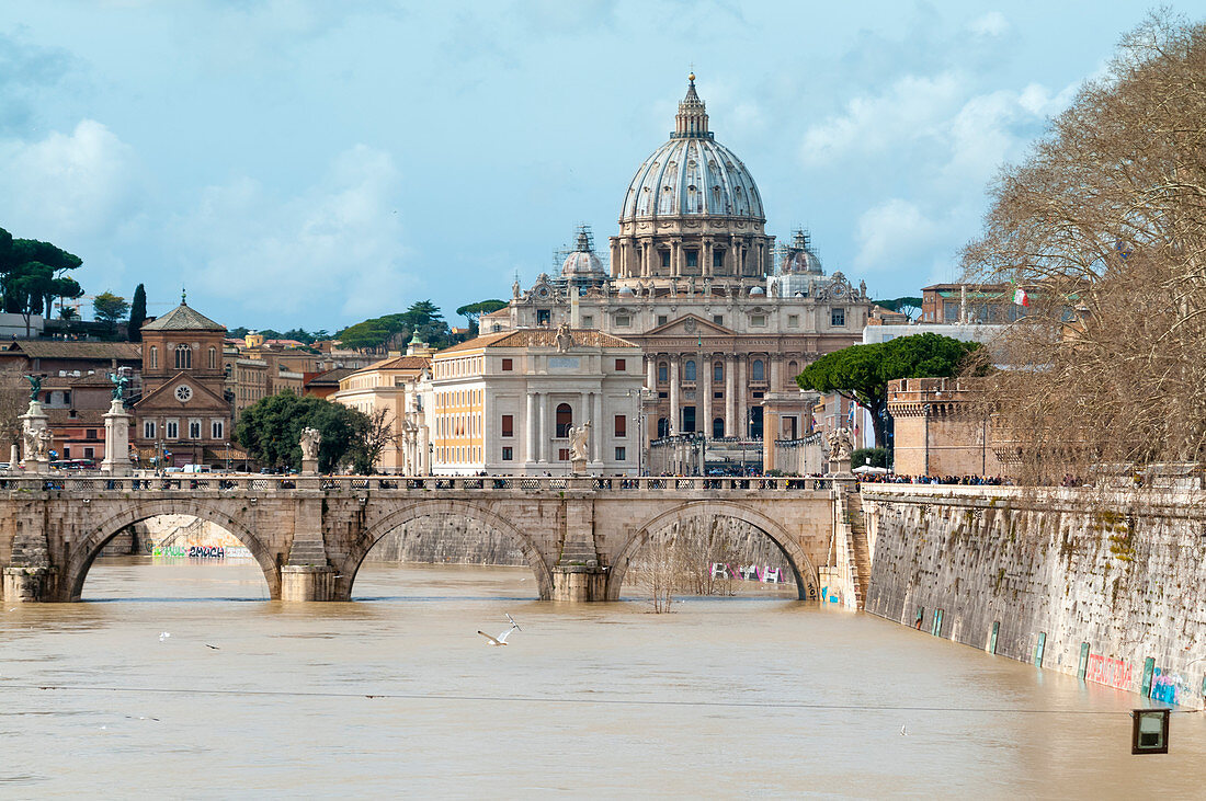River Tiber, Ponte St. Angelo and St. Peter's dome, UNESCO World Heritage Site, Rome, Lazio, Italy, Europe