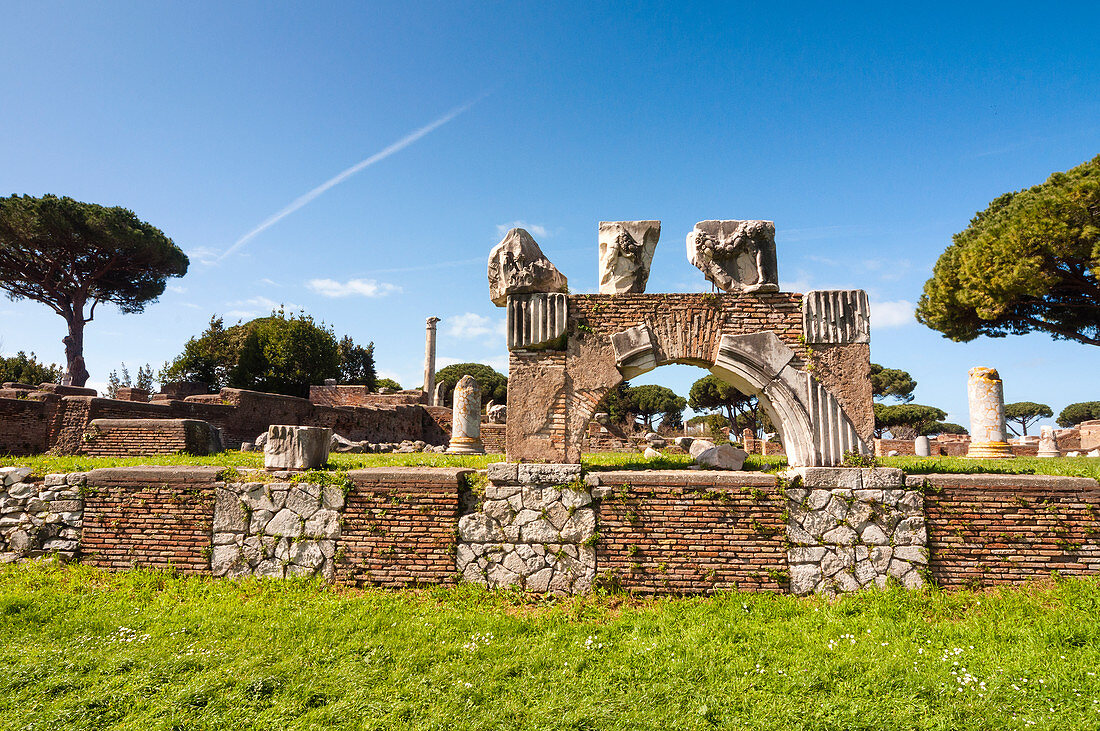 Die archäologische Ausgrabungstätte der Basilika, Ostia Antica, Provinz Ostia, Rom, Latium, Italien, Europa