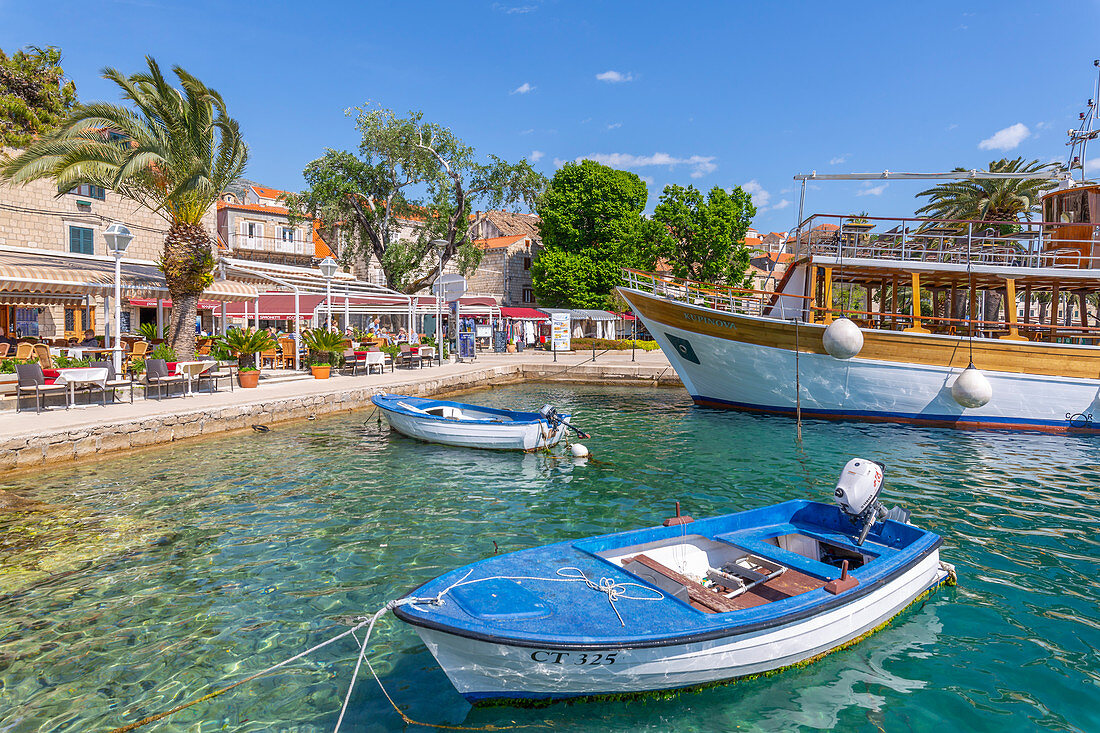 Blick auf Hafenrestaurants in Cavtat an der Adria, Cavtat, Dubrovnik Riviera, Kroatien, Europa