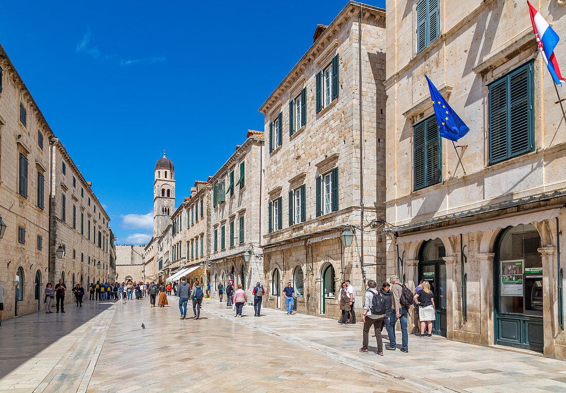 Besucher auf Stradun und Franziskanerkirche und -kloster, Altstadt Dubrovniks, UNESCO-Welterbestätte, Dubrovnik, Dalmatien, Kroatien, Europa