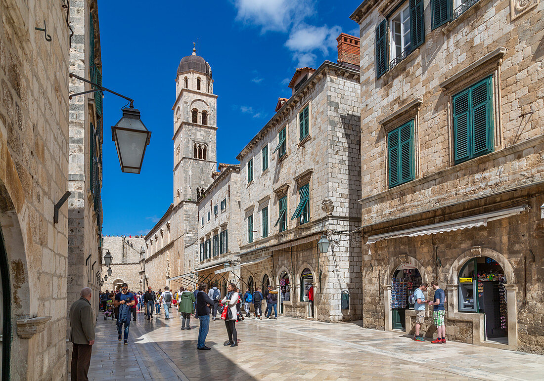 Besucher auf Stradun und Franziskanerkirche und -kloster, Altstadt Dubrovniks, UNESCO-Welterbestätte, Dubrovnik, Dalmatien, Kroatien, Europa