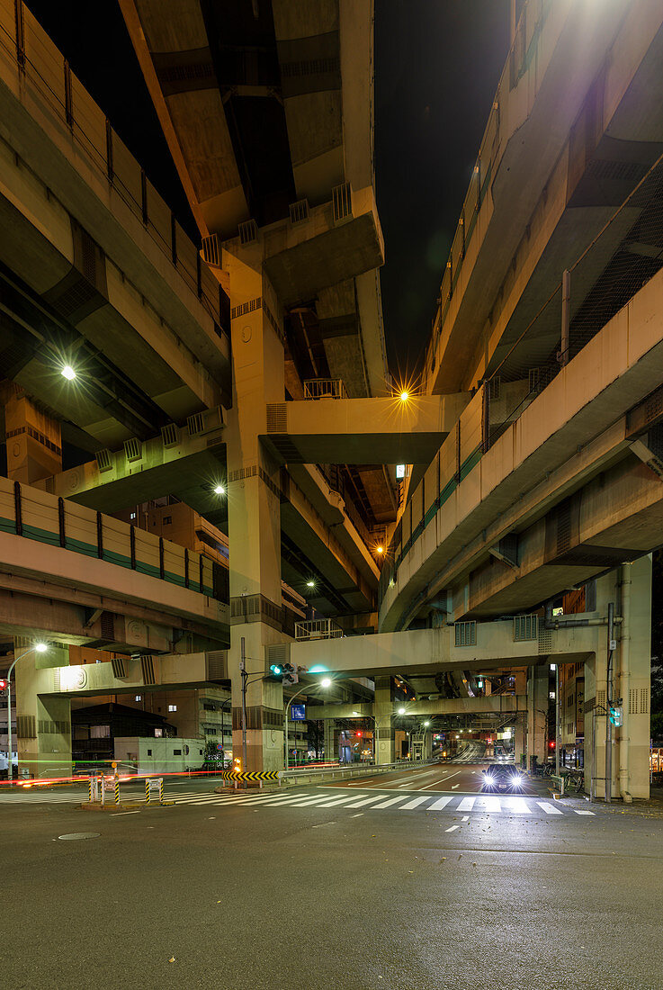 Verrückte Straßenkreuzung in zentralem Tokyo, Japan, Asien