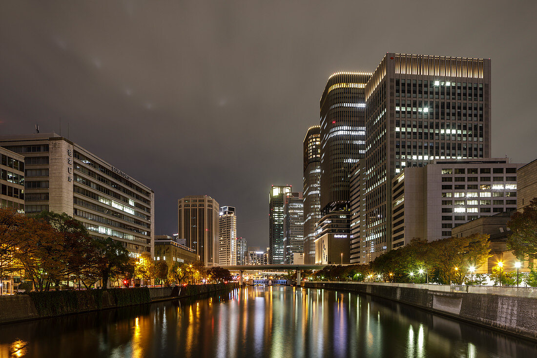 Hochhaus-Bürogebäude im Dotonbori-Gebiet von Osaka bei Nacht, Osaka, Japan, Asien
