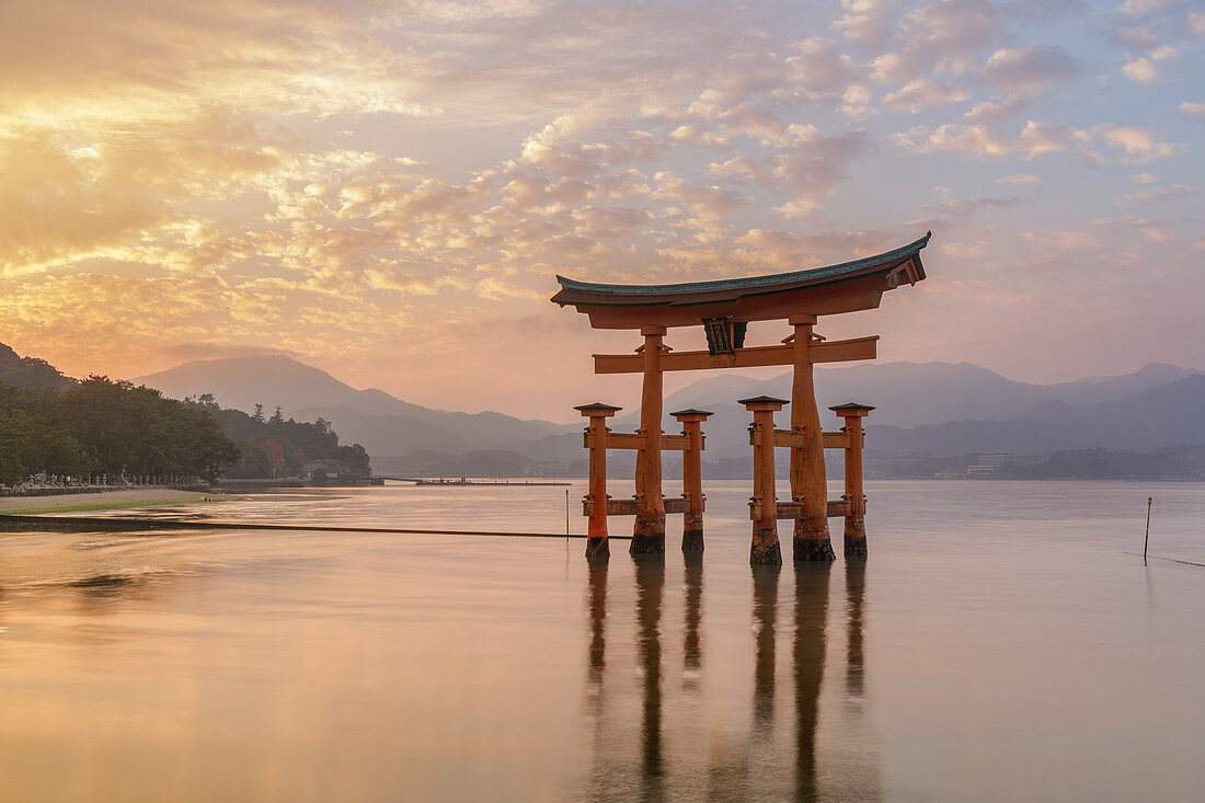 Itsukushima Shrine torii gate, UNESCO World Heritage Site, Miyajima, Hiroshima Prefecture, Japan, Asia