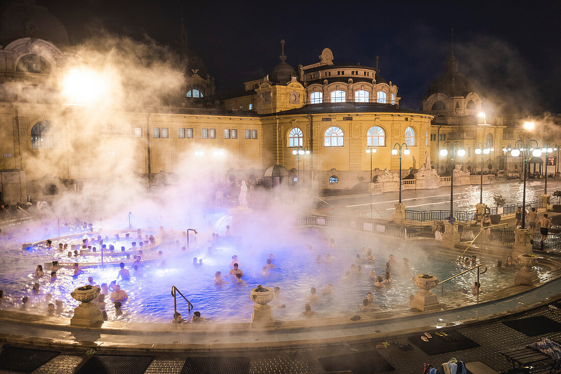 Szechenyi-Thermalbäder nachts, Budapest, Ungarn, Europa