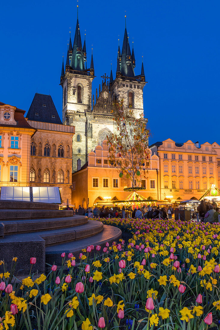 Staromestske namesti (Old Town Square) and Our Lady before Tyn Church at dusk, UNESCO World Heritage Site, Prague, Bohemia, Czech Republic, Europe