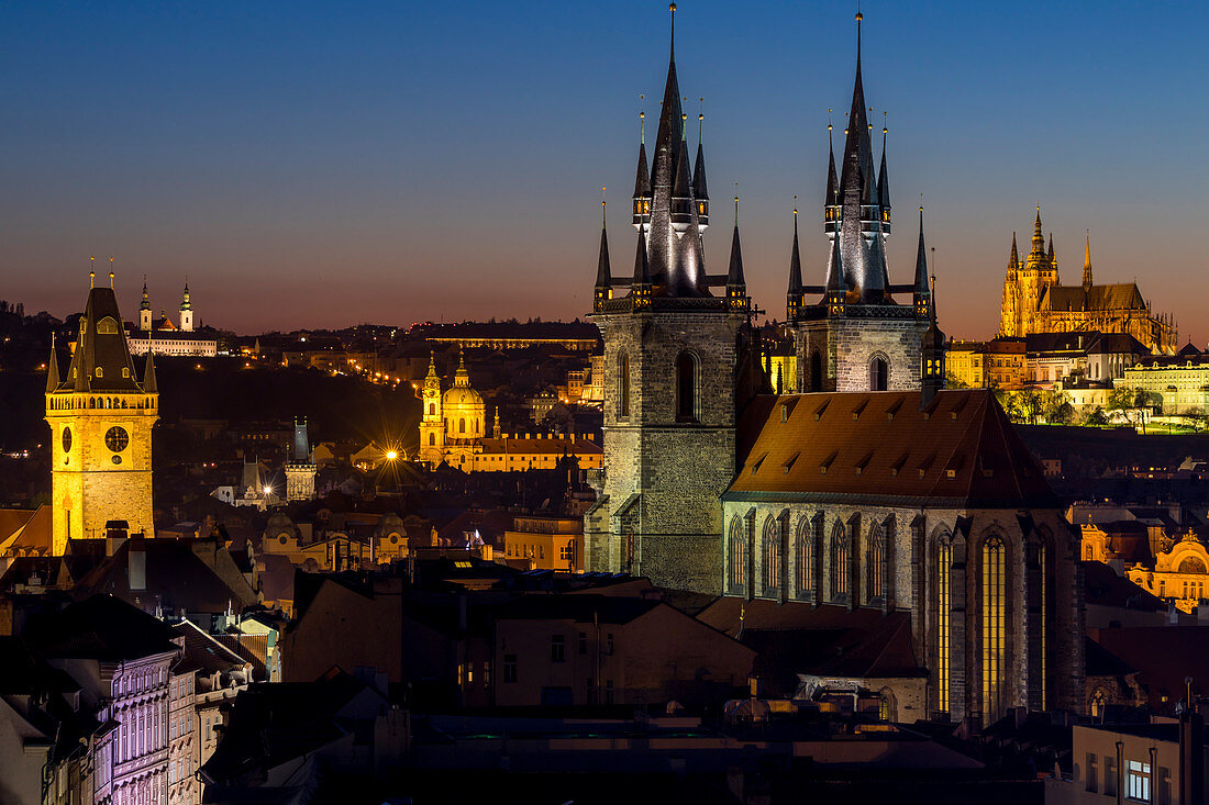 Blick auf die Muttergottes vor der Tyn-Kirche, den Uhrturm des Alten Rathauses und die Prager Burg bei Einbruch der Dunkelheit, UNESCO-Weltkulturerbe, Prag, Böhmen, Tschechien, Europa