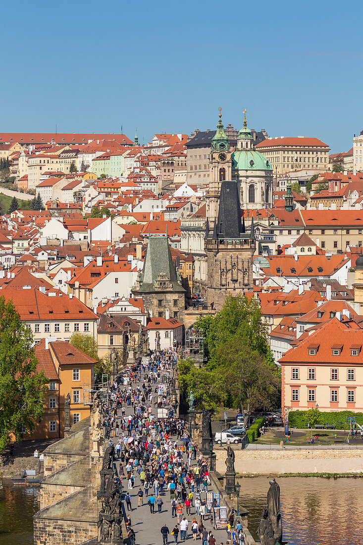 Blick vom Altstadtbrückenturm über die Karlsbrücke und den Bezirk Mala Strana, Prag, Böhmen, Tschechien, Europa