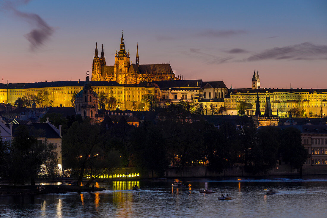 Beleuchtete Prager Burg und St. Vitus Cathedral, UNESCO-Welterbestätte, Prag, Böhmen, Tschechische Republik, Europa