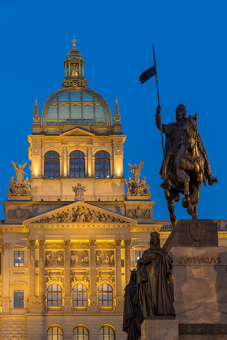 Das beleuchtete Nationalmuseum (Narodni Muzeum) und die Statue des Heiligen Wenzel in der Abenddämmerung, Prag, Böhmen, Tschechische Republik
