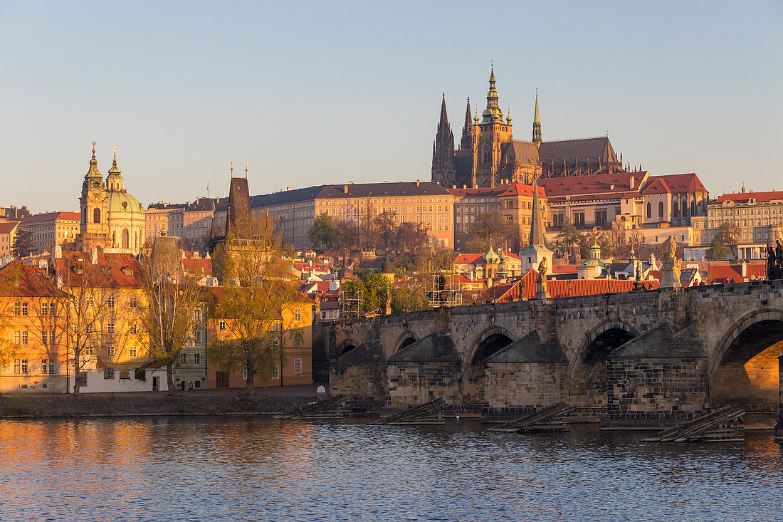 View from the banks of Vltava River to Charles Bridge, Prague Castle and St. Vitus Cathedral, UNESCO World Heritage Site, Prague, Bohemia, Czech Republic, Europe