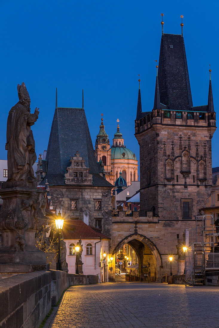 Der Kleinseitner Brückenturm und St. Nicholas Kirche, UNESCO-Welterbestätte, Prag, Böhmen, Tschechische Republik, Europa