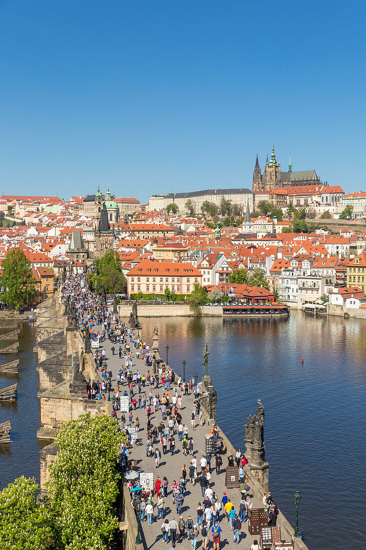 Erhöhter Blick vom Altstadtbrückenturm über die Prager Burg und das Viertel Mala Strana, UNESCO-Weltkulturerbe, Prag, Böhmen, Tschechien